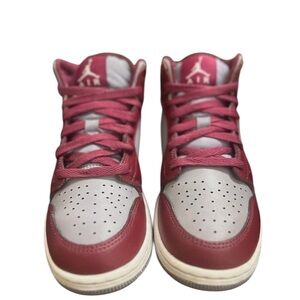 NIKE AIR JORDENS 1 MID SE
BOYS 4.5